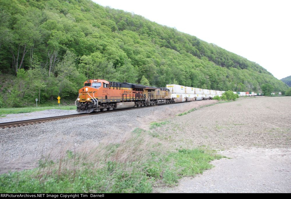 BNSF 3741 on Ns 265